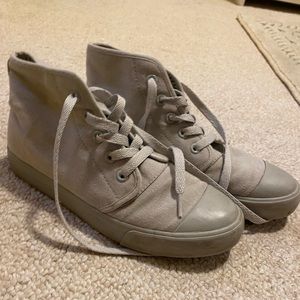 Size 6.5 Grey Bangs